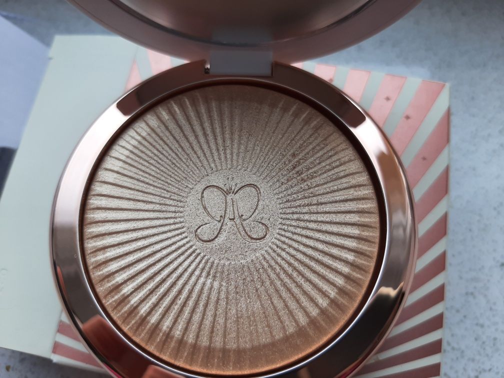 Anastasia Beverly Hils rozświetlacz Sun Idol