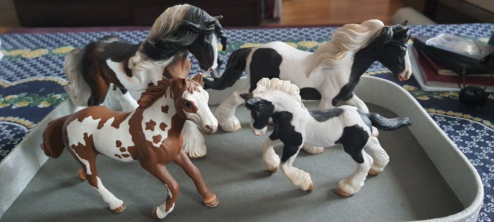 Zestaw 4 piękne figurki koni Schleich.