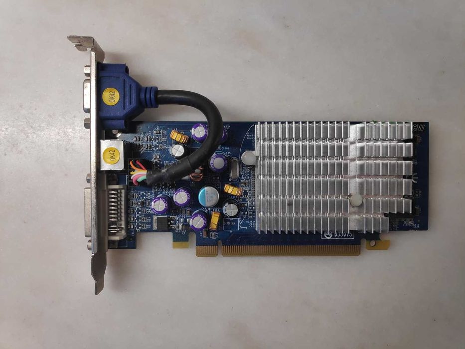 Placa gráfica NVIDIA GeForce GF6200TC PCIe