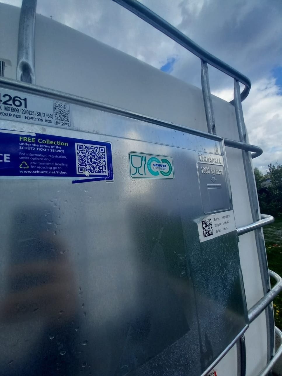 Zbiornik Mauzer 1000 l raz użyte na plastikowych paletach. Po barwniku