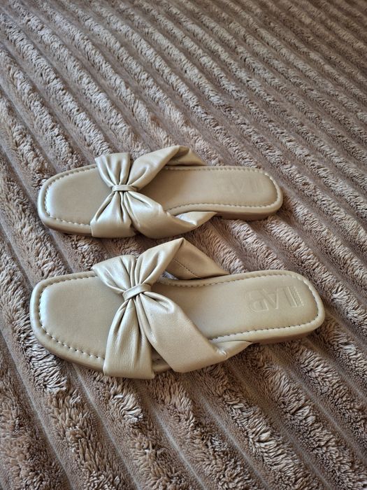 Нові шкіряні шльопанці