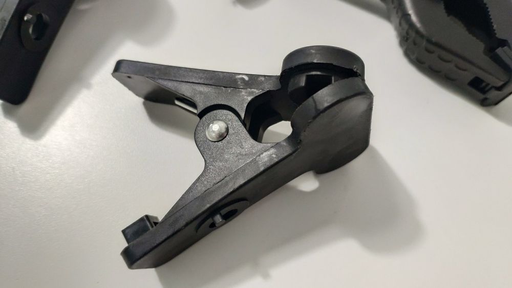 Spring clips for studio backdrop cloths64286259647746122