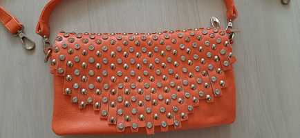Женская сумочка с заклепками