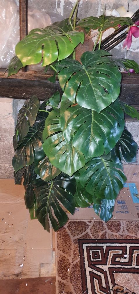 Monstera dziurawa kwiat sztuczny w ozdobnej doniczce plus magnolie