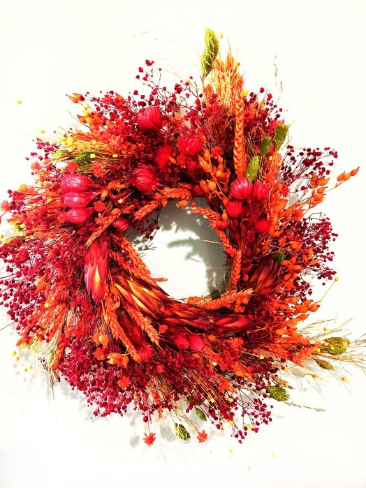 Ręcznie wykonany wianek z suszonych i stabilizowanych roślin