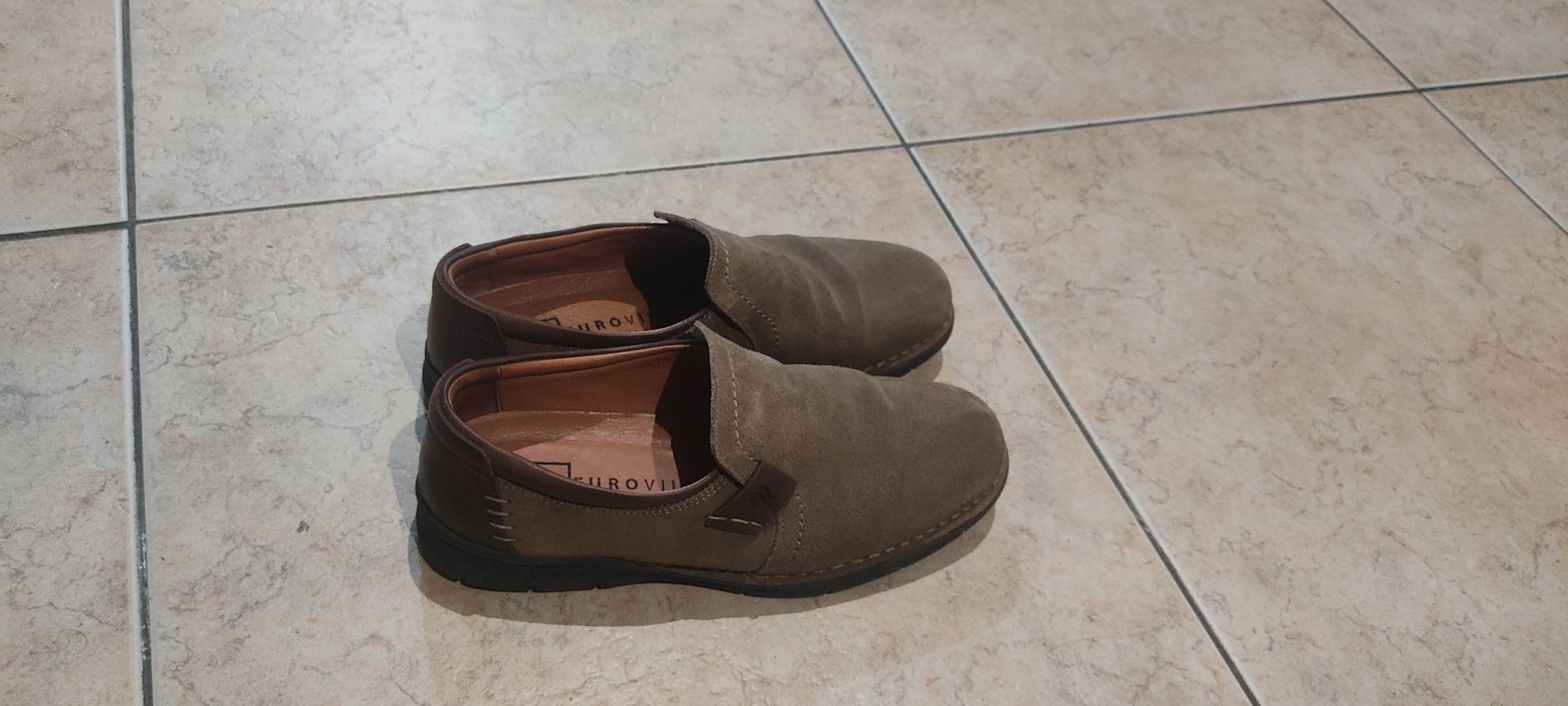 Sapatos em pele camurça
