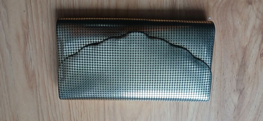 Złota torebka kopertówka