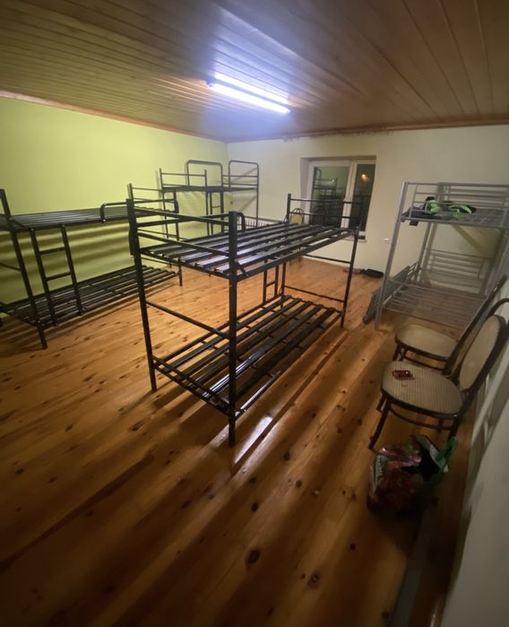 Łóżko piętrowe lub 2 pojedyncze solidne metalowe.