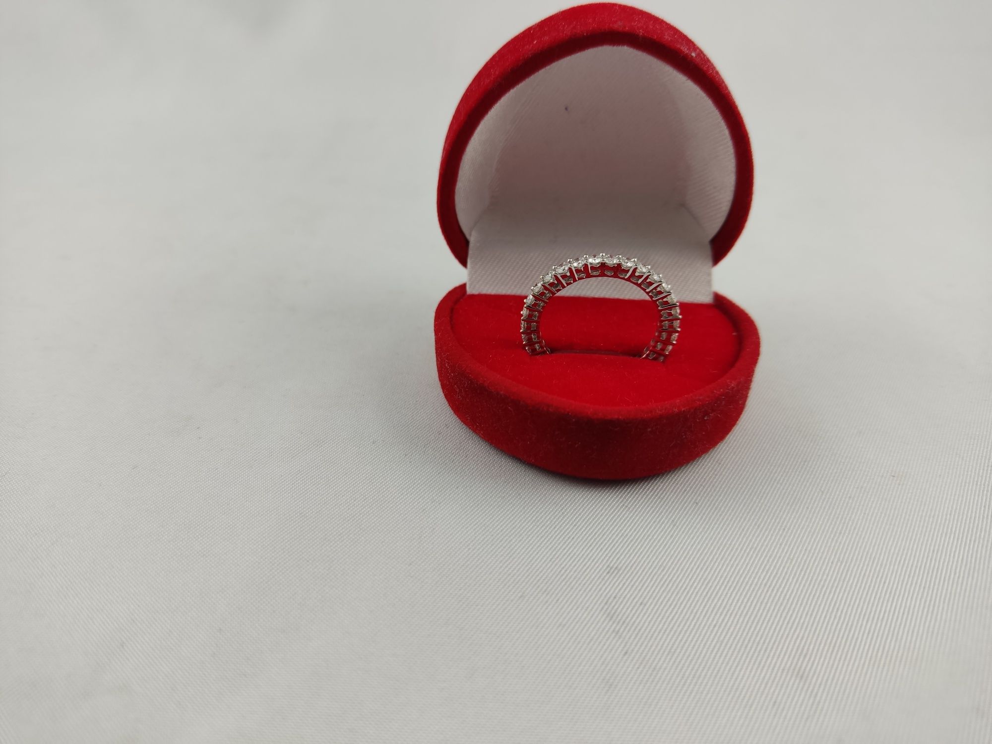 Złoty pierścionek ( białe złoto ) z diamentami (32 brylanty) tot. 1,00