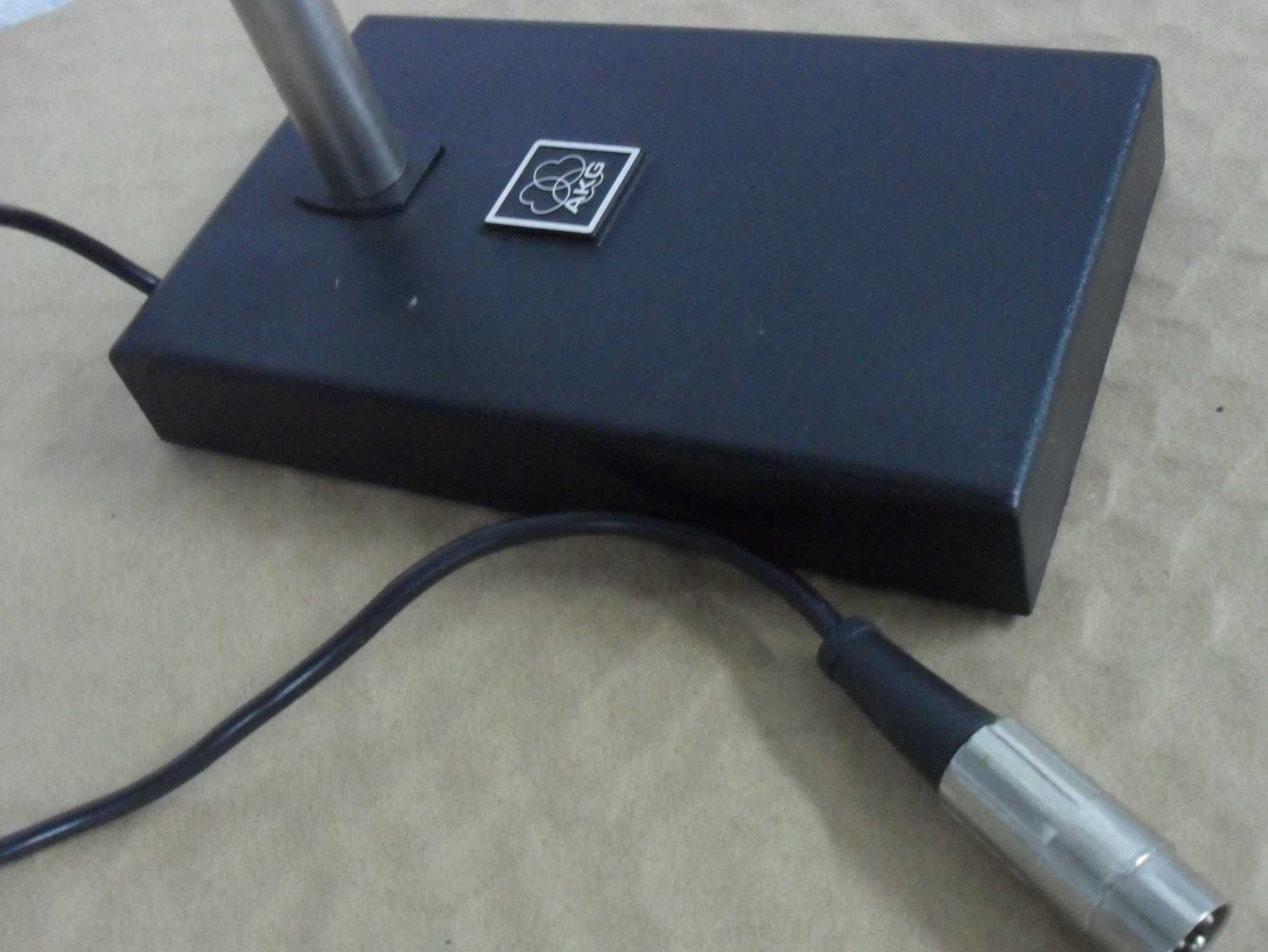 Microfone AKG, antigo, tradução simultânea