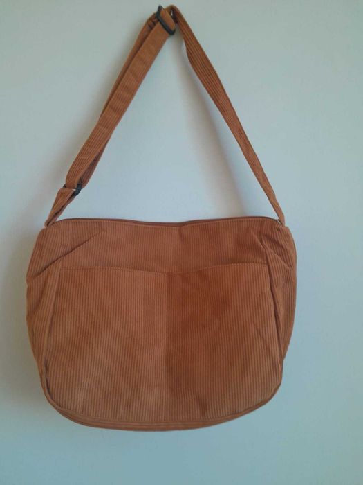 Damska torba sztruksowa.