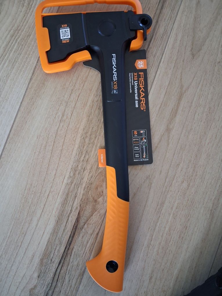 Siekiera Fiskars x18 x series