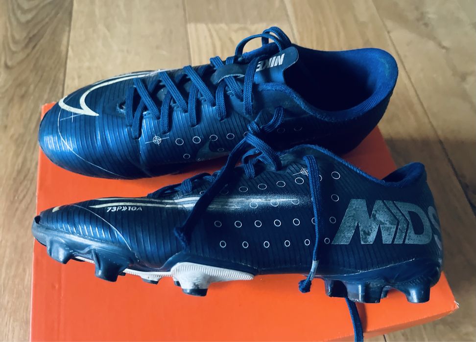 Skórzane buty korki do piłki nożnej Nike 35