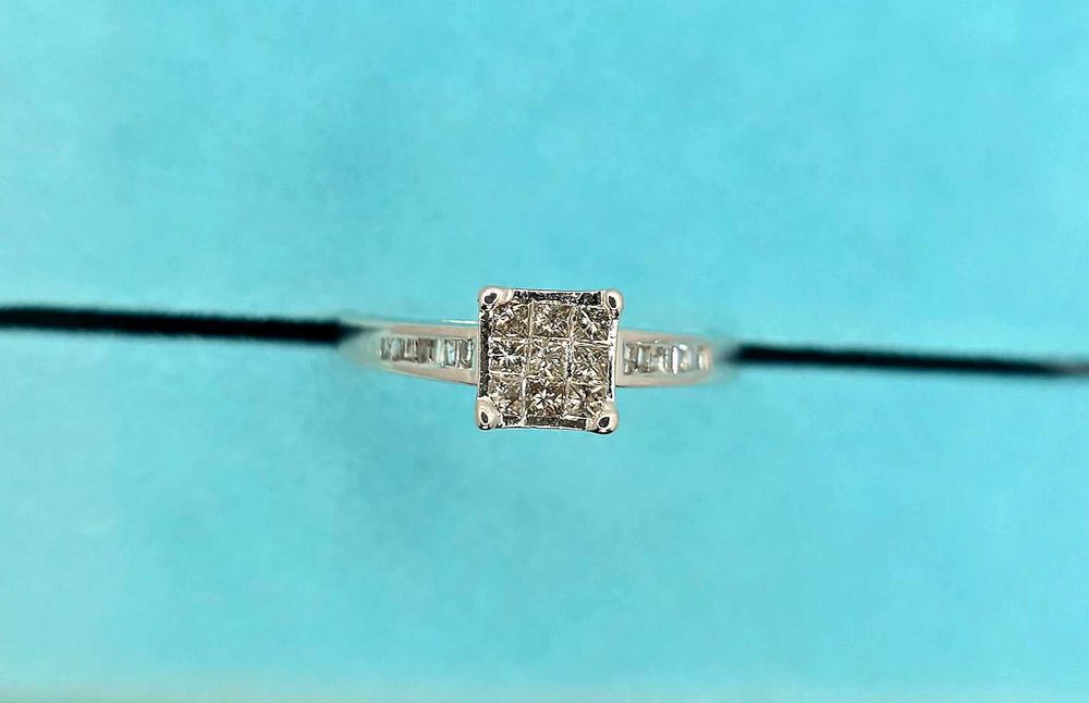 Кольцо с бриллиантами формы принцесса