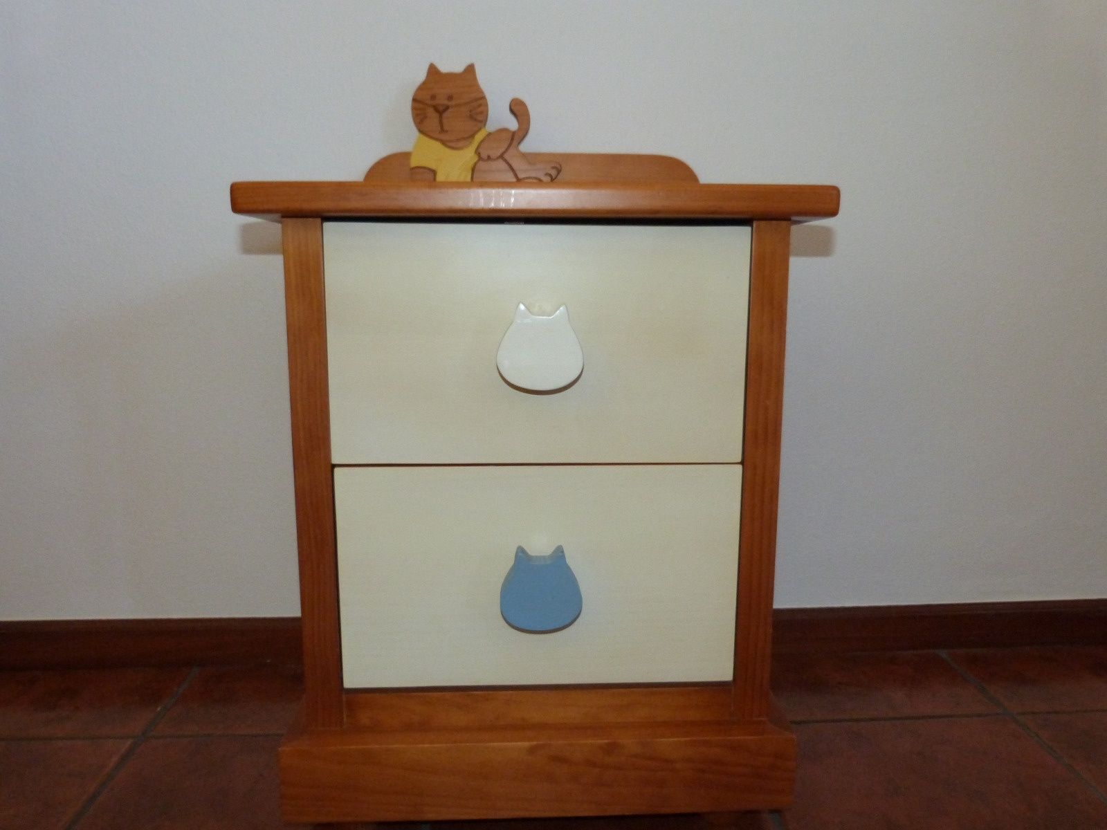 Mesa de cabeceira e prateleira infantil