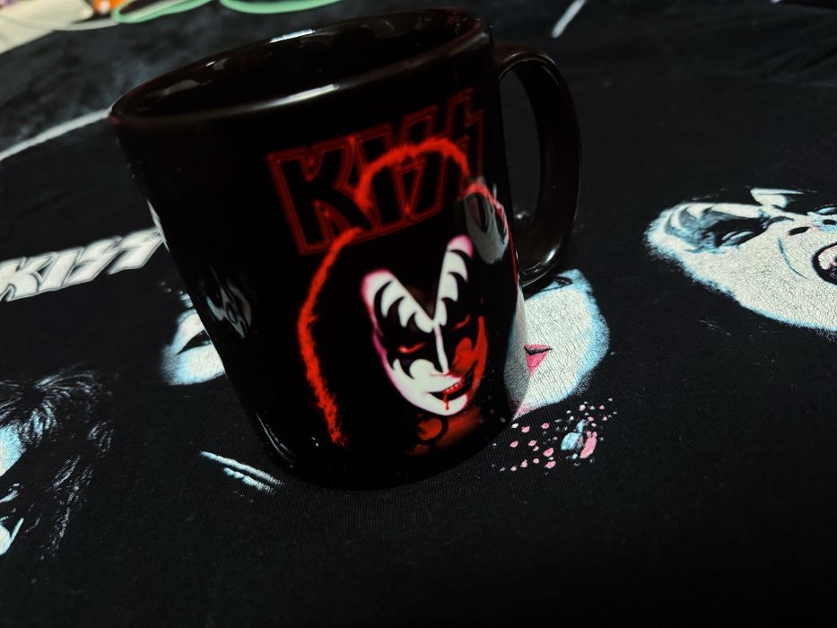 Koszulka i kubek z nadrukiem przedstawiającym członków zespołu KISS.