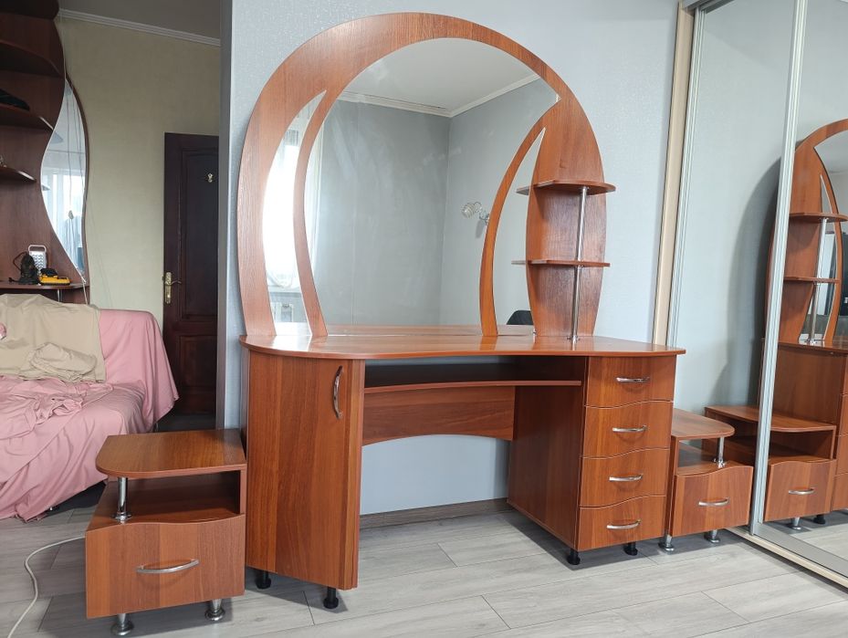 Трюмо с тумбочками .