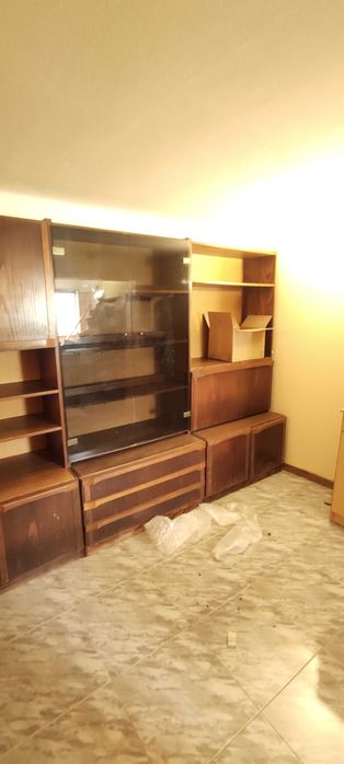 OFEREÇO: Móvel de Sala, Estante e Vitrine – Necessita de Transporte