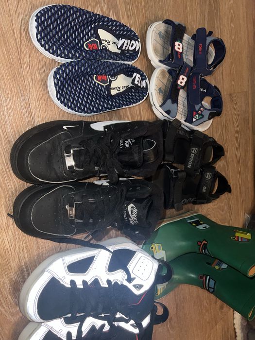 Взуття на хлопчика і дівчинку