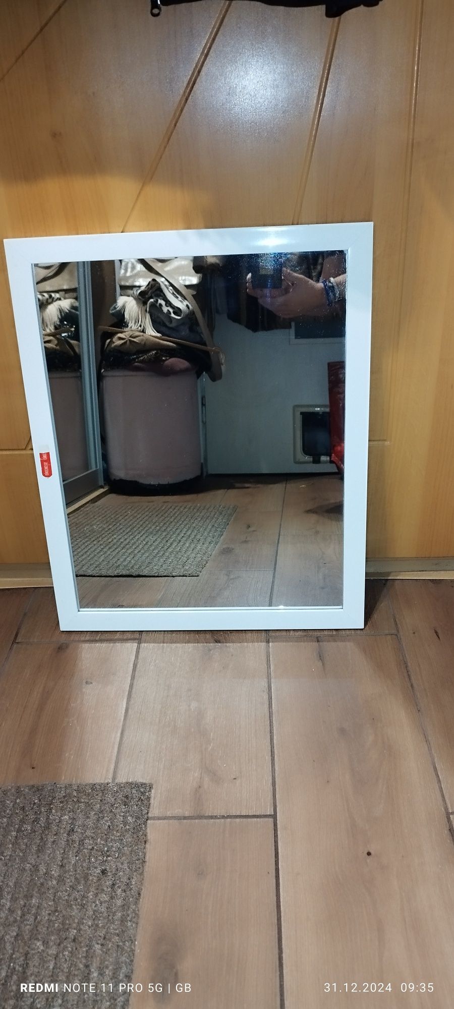 Sprzedam lustro w białej ramie