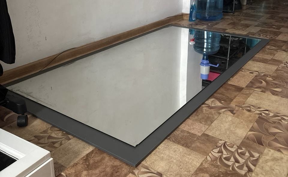 Велике дзеркало на основі