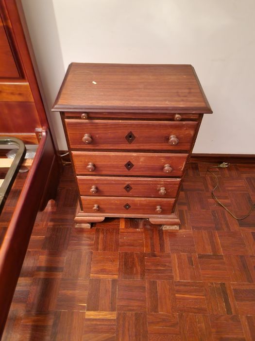 Vendo cama e 2 mesinhas cabeceiras