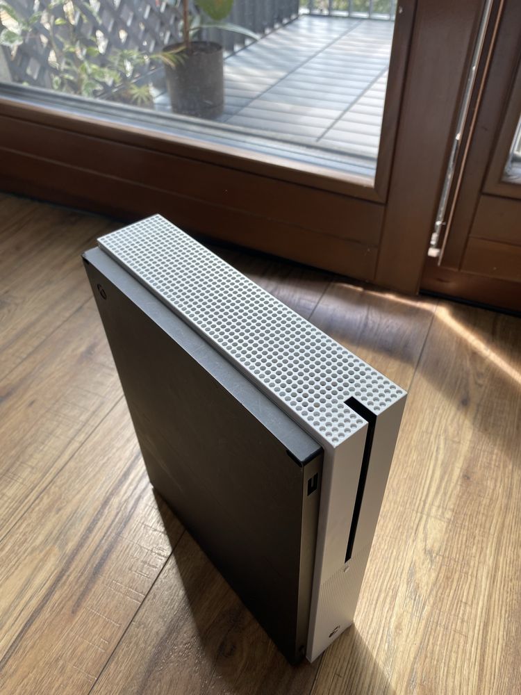 Xbox One S 365 GB + pad + FIFA 19