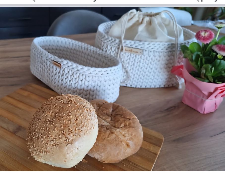 Chlebak szydełkowym ściegiem.