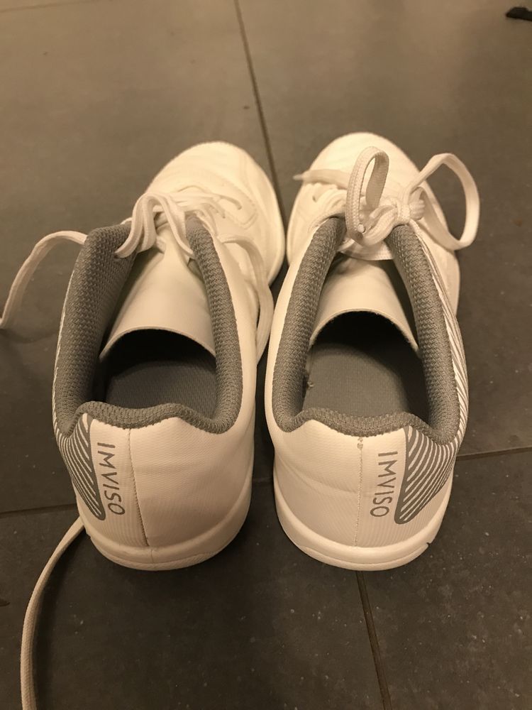 Buty halowe, piłkarskie z białą podeszwą.
