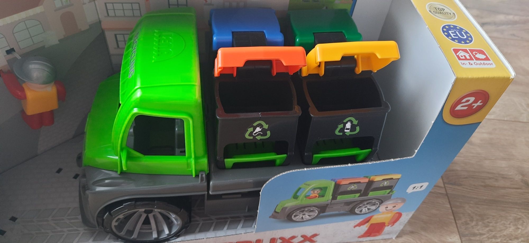 Nowe Autko do recyklingu. Kosze. Figurka