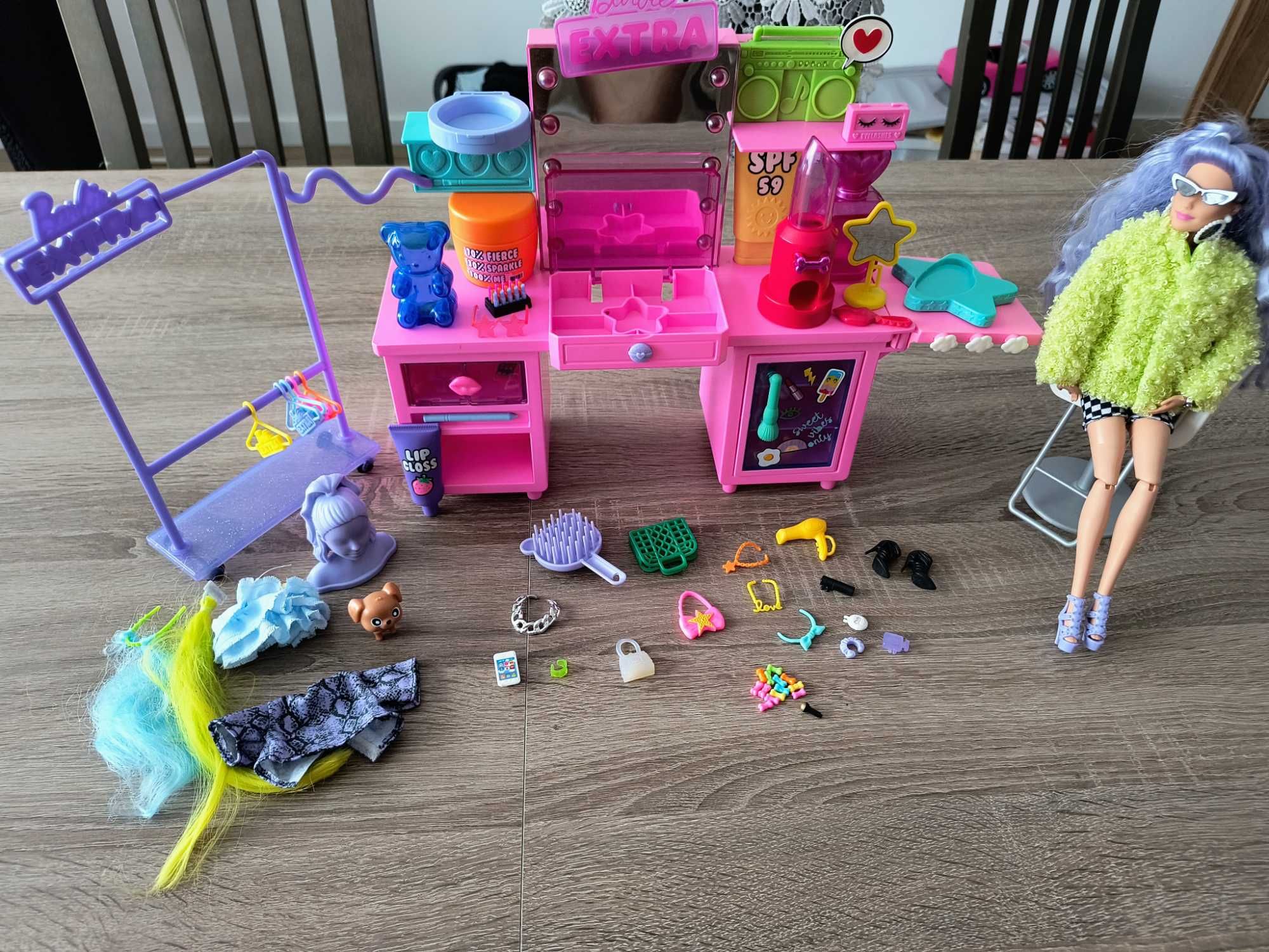 Lalka Barbie Extra w salonie piękności
