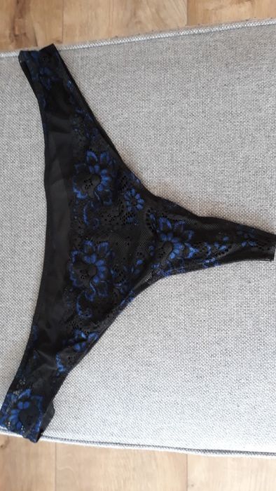 Siateczkowo-koronkowe czrano-niebieskie majtki stringi w rozmiarze XL