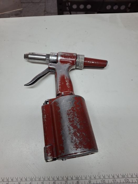 Пневмопистолет закльопочний