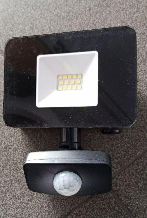 Projector de exterior regulável com sensor de movimento (NOVO)