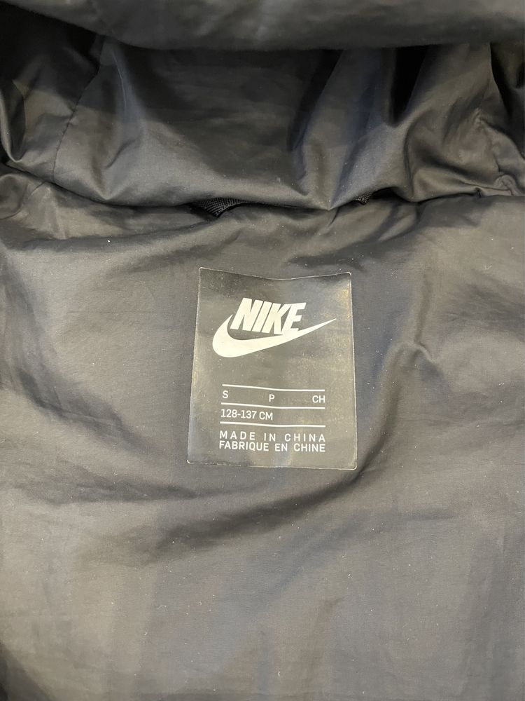 Продам детскую оригинальную куртку Nike