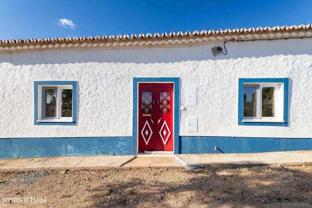 Encantadora Moradia Térrea com Jardim Privado em Vale de Roussin