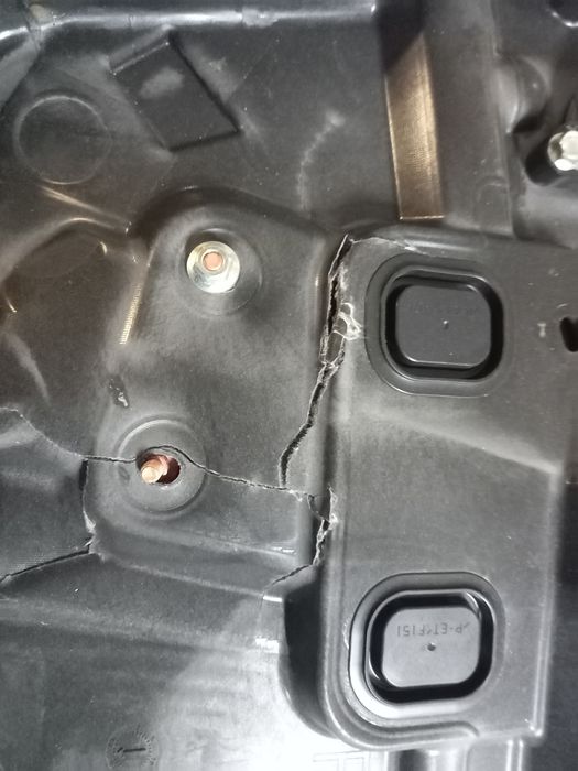 Стекло правое зад  мазда сх 5 18г.