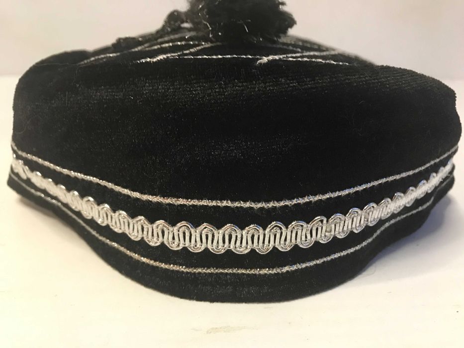 Тюбетейка з китицею. 
Тюбетейка. Традиційний чоловічий головний убір.
