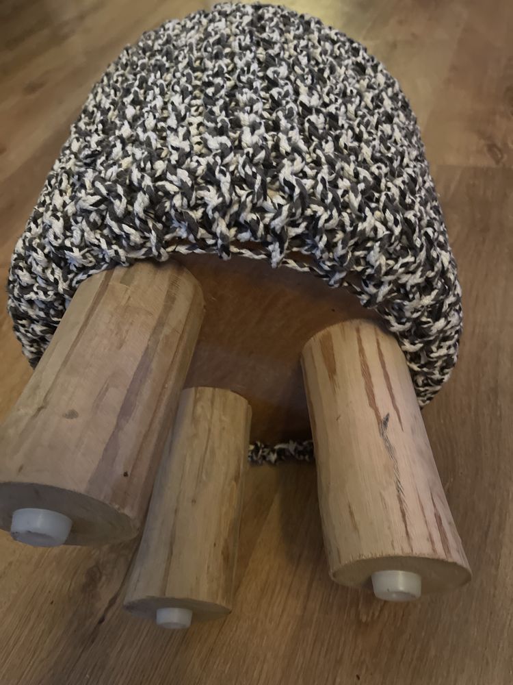 Pufa stołek taboret materiał włóczka i drewno