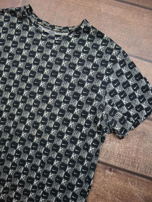 Nike Full Print Swoosh Vintage Retro czarna koszulka z krótkim rękawem