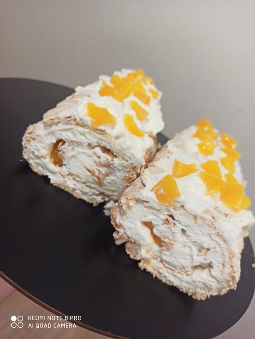 Маренгові рулети та торти Тірамісу