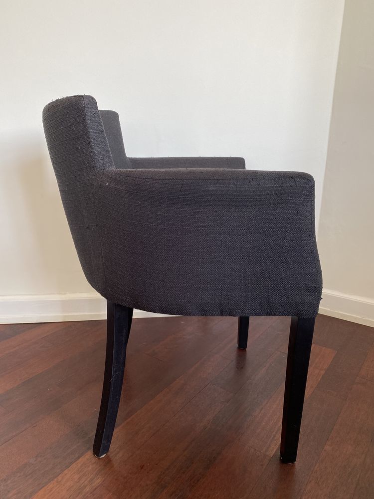 Czarne krzesło tapicerowane