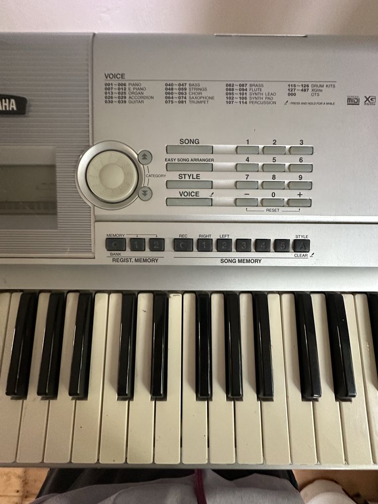 Синтезатор Yamaha Portable Grand DGX-205 з підставкою