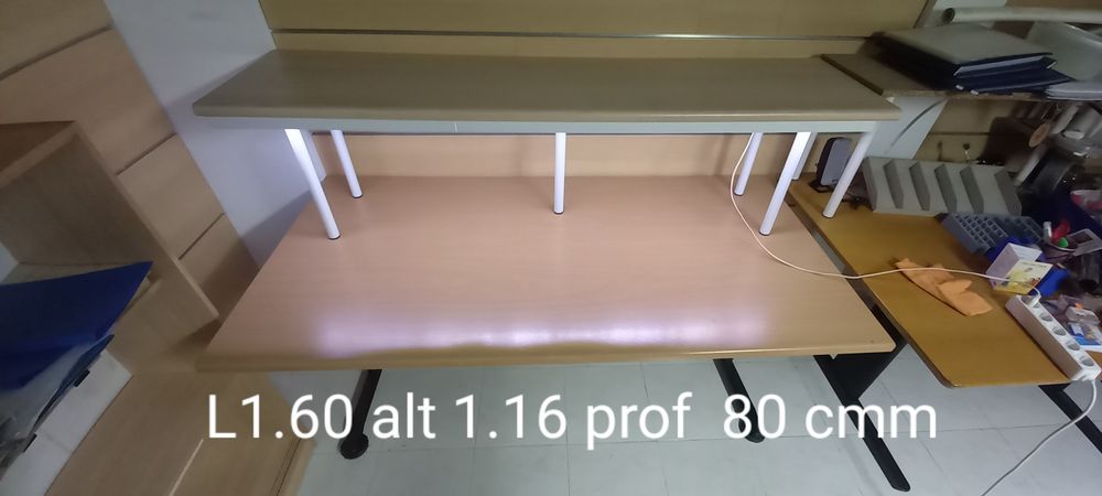 Secretária com parteleira e iluminação