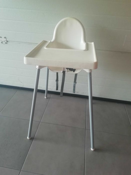 Cadeira de criança auto, e 2 de mesa para comer