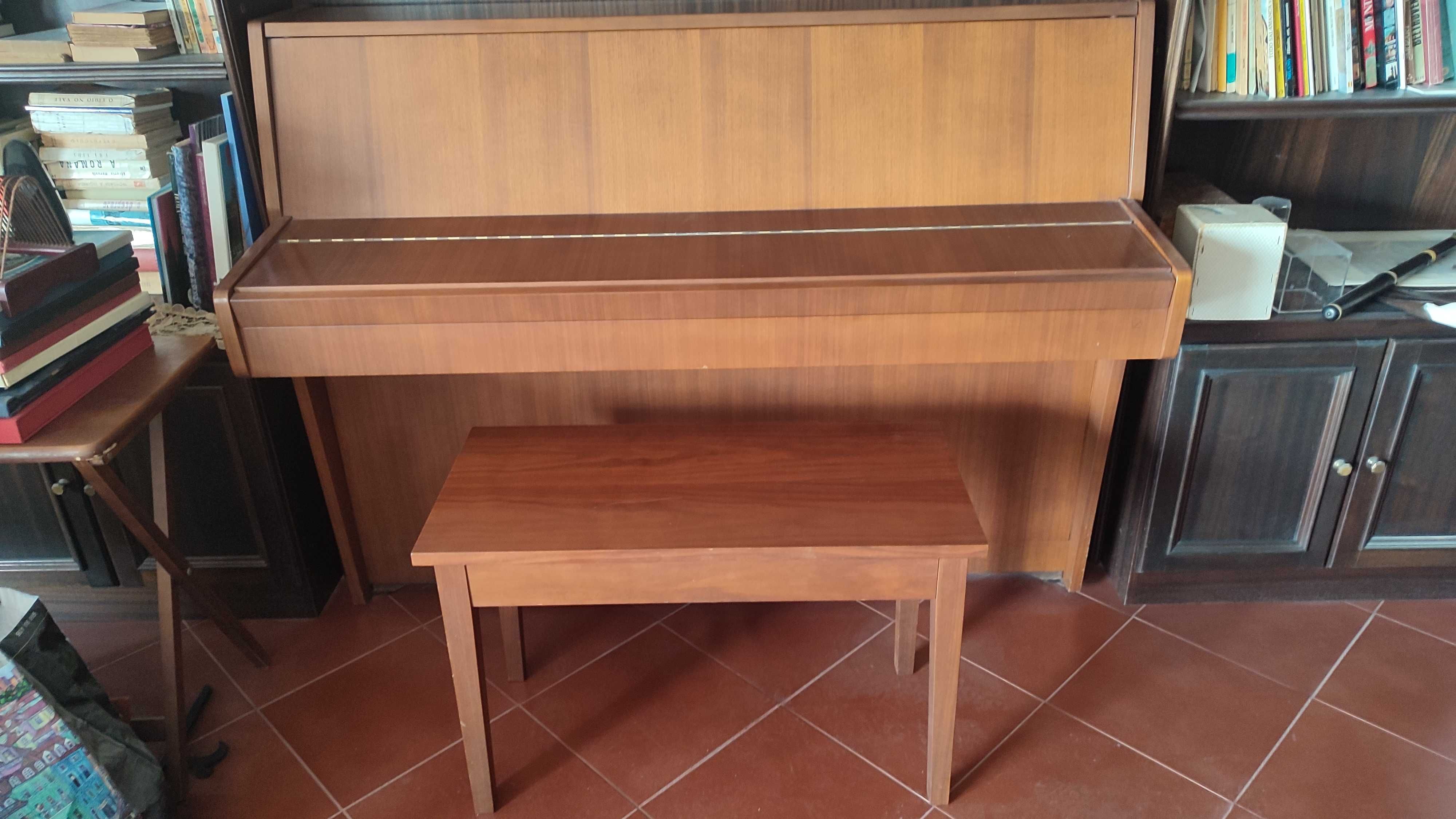 Piano acústico vertical Kawai