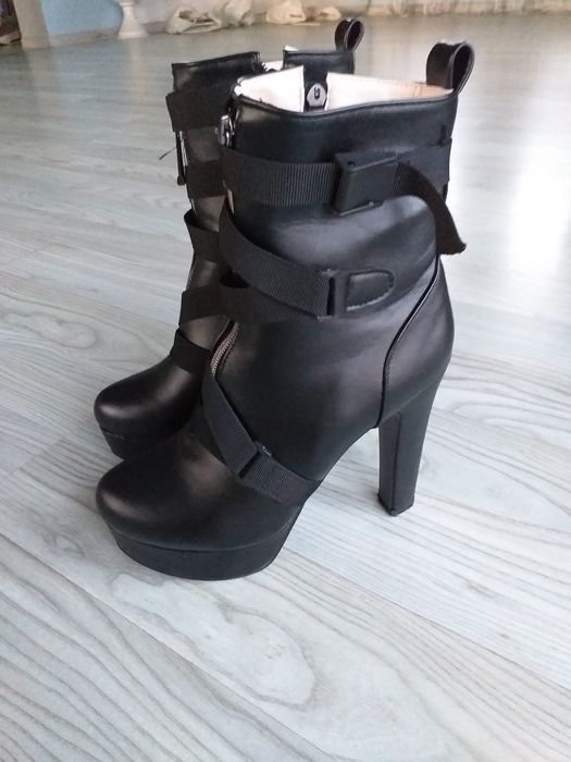 Buty damskie na wysokim obcasie