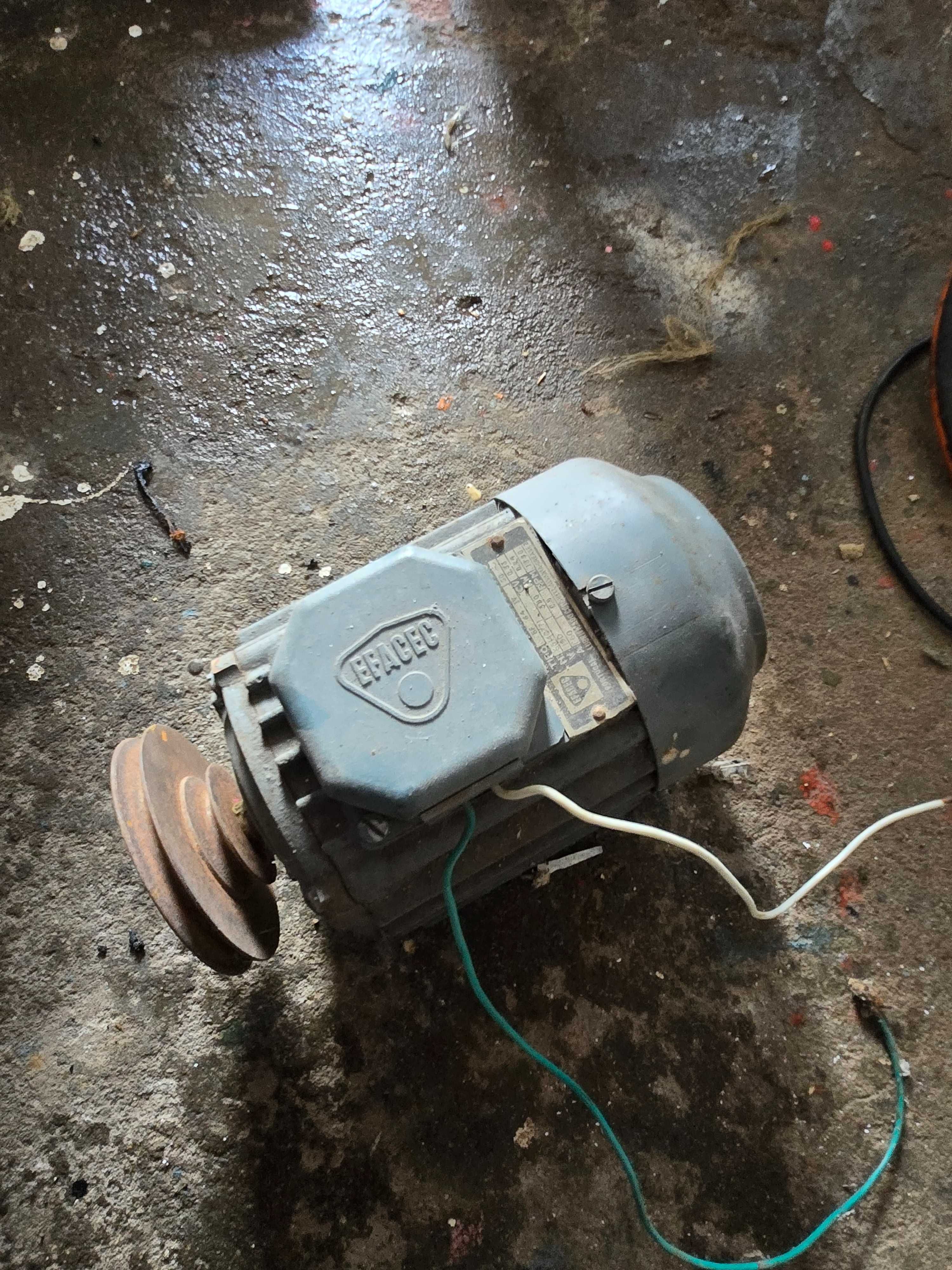 Motor trifásico Efacec - testado e a funcionar