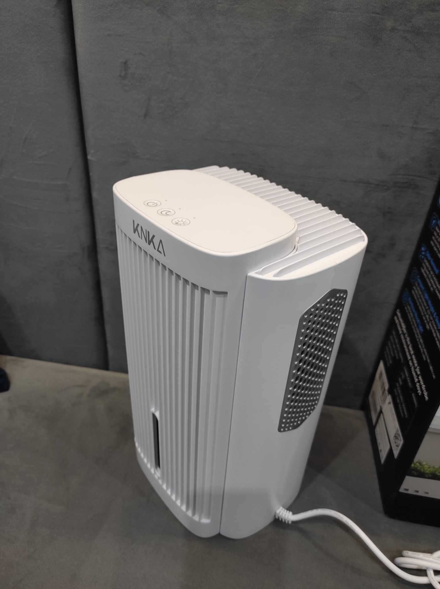 Duży osuszacz powietrza KNKA model. CS06. 1,1/dobę, na 30mkw, 80W. LED