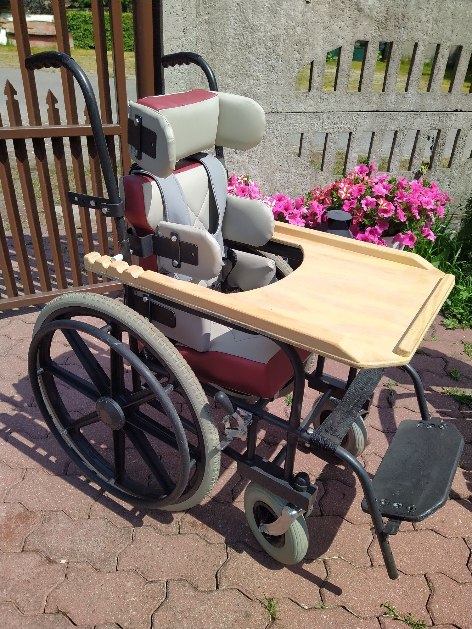 Mały wózek inwalidzki dla dzieci